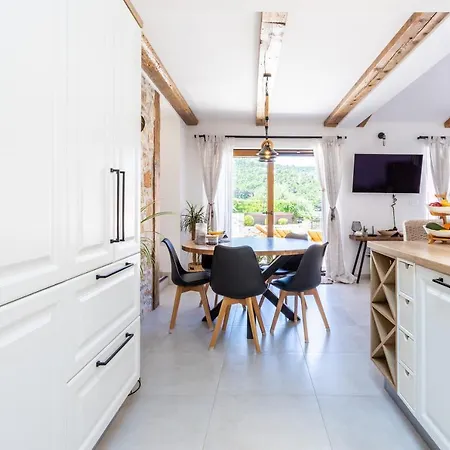 Solta Stone House * 스토모르스카