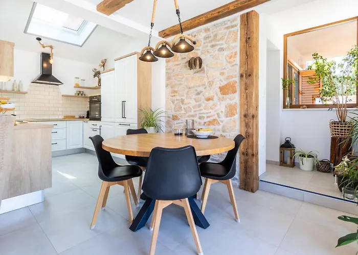 Solta Stone House וילה